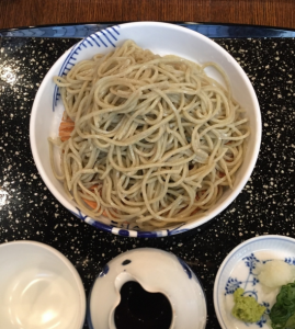 淡い緑の粗挽き蕎麦